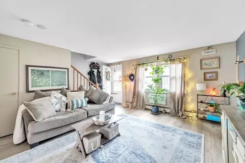Living - 127 Manor Ct #127, Springfield, MA 01118 photo 2 of 5