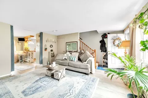 Living - 127 Manor Ct #127, Springfield, MA 01118 photo 1 of 5
