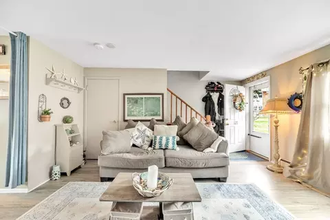 Living - 127 Manor Ct #127, Springfield, MA 01118 photo 4 of 5