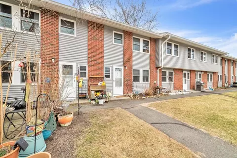 Exterior - 127 Manor Ct #127, Springfield, MA 01118 photo 3 of 5