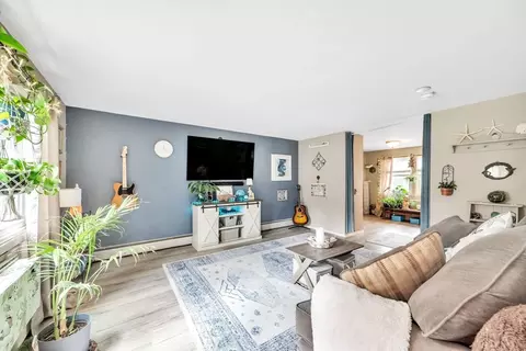 Living - 127 Manor Ct #127, Springfield, MA 01118 photo 3 of 5