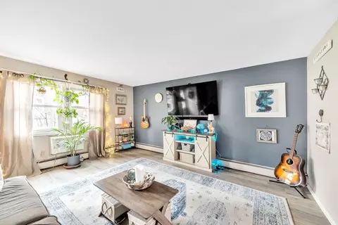 Living - 127 Manor Ct #127, Springfield, MA 01118 photo 5 of 5