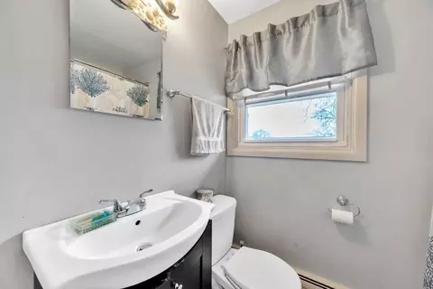Bath - 127 Manor Ct #127, Springfield, MA 01118 photo 2 of 2