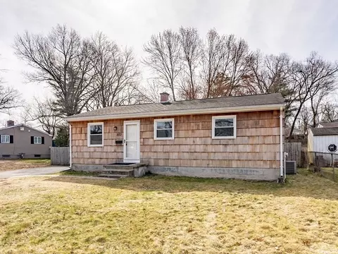 573 Plumtree Rd, Springfield, MA 01118