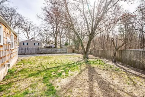 Exterior - 573 Plumtree Rd, Springfield, MA 01118 photo 4 of 11