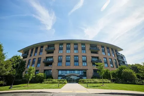 2400 Beacon St #111, Boston College, MA 02467