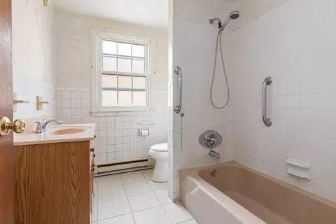 Bath - 57 Sylvan St #6C, Danvers, MA 01923 photo 1 of 2