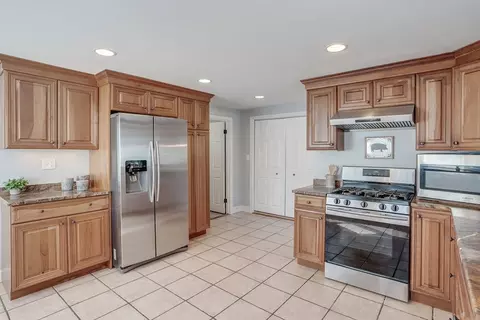 Kitchen - 15 Winter St, Reading, MA 01867 photo 4 of 5