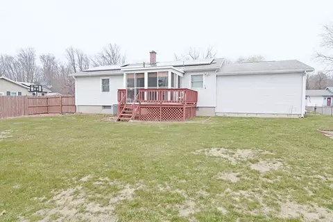 Exterior - 122 Garnet St, Springfield, MA 01129 photo 5 of 8