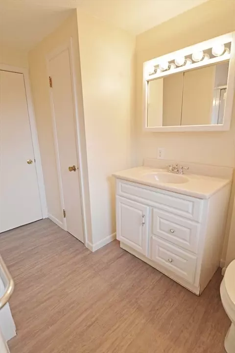 Bath - 122 Garnet St, Springfield, MA 01129 photo 3 of 4