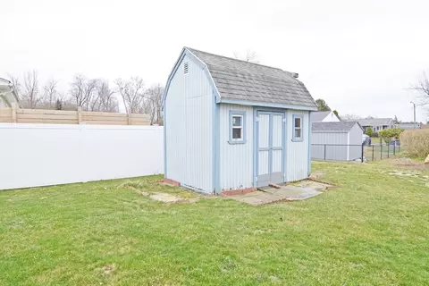 Exterior - 122 Garnet St, Springfield, MA 01129 photo 7 of 8