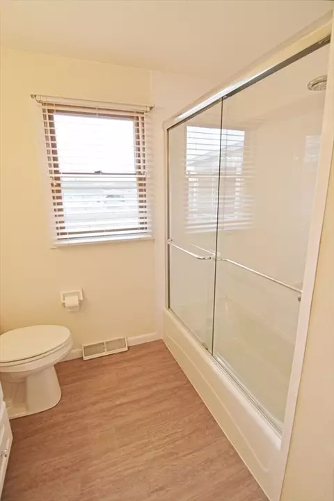 Bath - 122 Garnet St, Springfield, MA 01129 photo 2 of 4