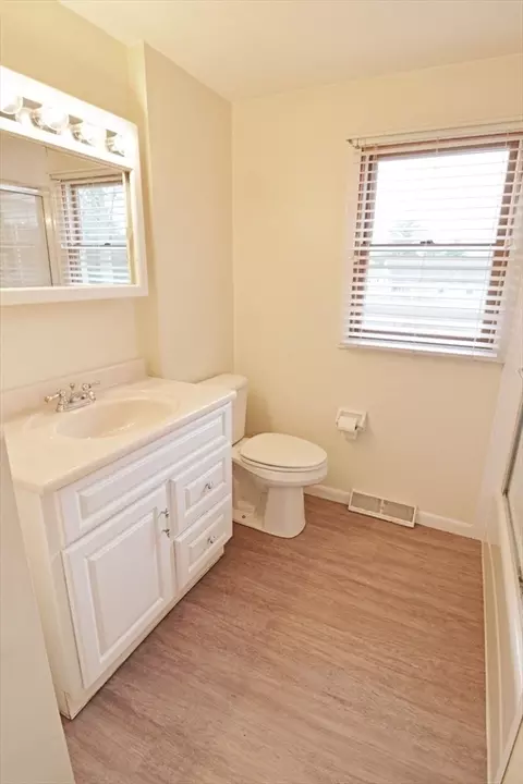 Bath - 122 Garnet St, Springfield, MA 01129 photo 1 of 4
