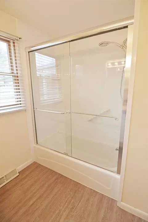 Bath - 122 Garnet St, Springfield, MA 01129 photo 4 of 4