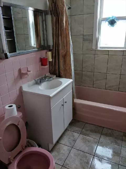 Bath - 27 Granby Rd, Worcester, MA 01604 photo 3 of 3