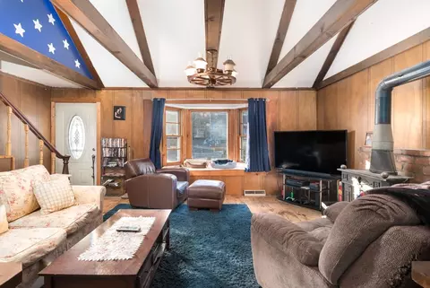 Living - 120 Cedar St, Sturbridge, MA 01566 photo 1 of 5
