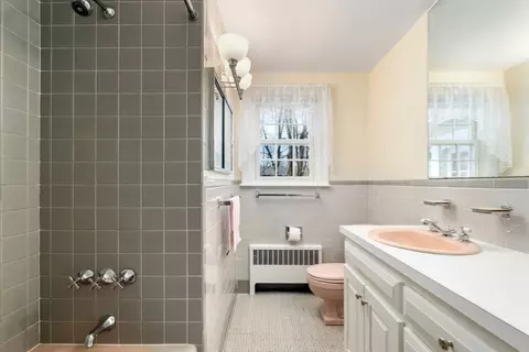 Bath - 3 Tower Rd, Lexington, MA 02421 photo 3 of 4