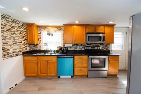 Kitchen - 183 Sutton St, Northbridge, MA 01534 photo 1 of 4