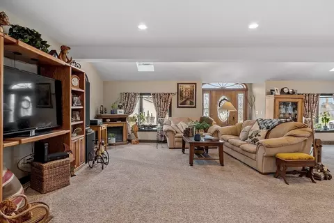 Living - 515 Lenox St, Athol, MA 01331 photo 2 of 8