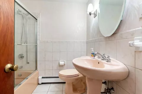 Bath - 16 Gregory Rd, Wakefield, MA 01880 photo 2 of 2