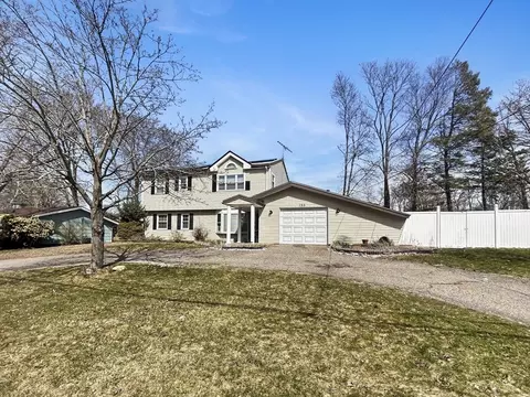 136 Ardsley Cir, Brockton, MA 02302