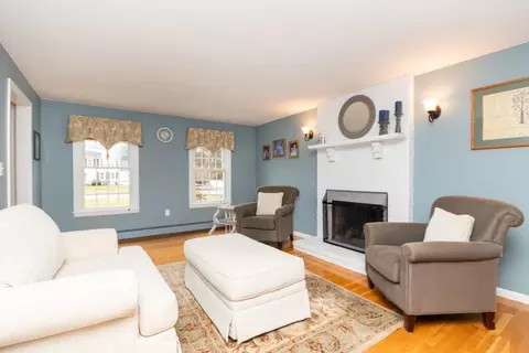 Living - 4 Arrowhead Rd, Walpole, MA 02081 photo 4 of 7