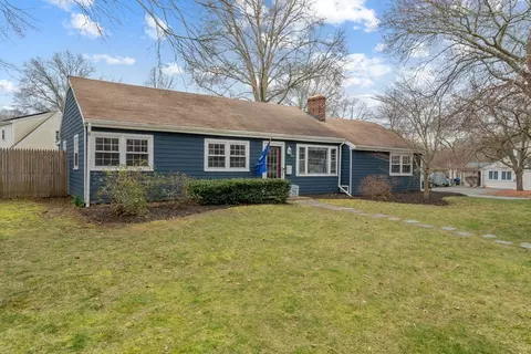 24 Sherwood Ln, Barrington, RI 02806
