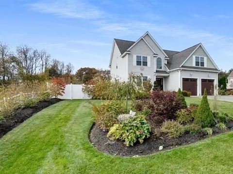 2 Poplar Hill Cir, Merrimac, MA 01860