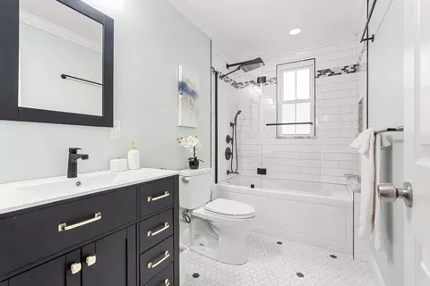 Bath - 195 Cypress St #2, Brookline, MA 02445 photo 1 of 2