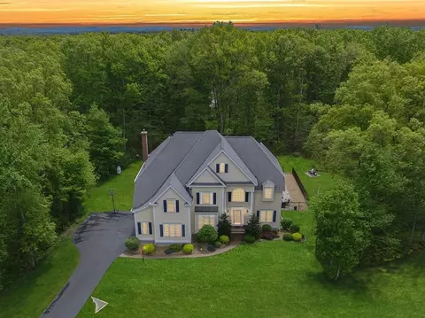 4 Newton Ln, Medway, MA 02053