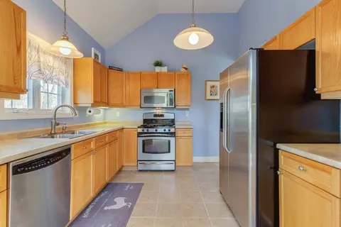 Kitchen - 3 Blackford Ln #3, Epping, NH 03042 photo 3 of 5