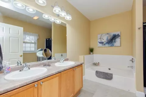 Bath - 3 Blackford Ln #3, Epping, NH 03042 photo 1 of 6