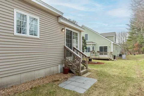 Exterior - 3 Blackford Ln #3, Epping, NH 03042 photo 8 of 10