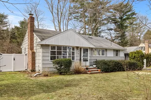 8 Grant Cir, Sharon, MA 02067