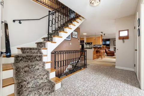 Entry Way - 6 Leo Rd, Marblehead, MA 01945 photo 1 of 2
