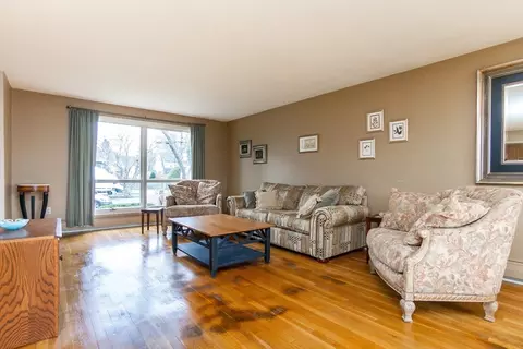 Living - 6 Leo Rd, Marblehead, MA 01945 photo 2 of 5