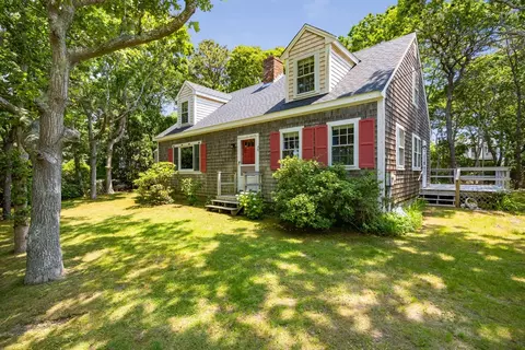 48 Beach St, Falmouth, MA 02536