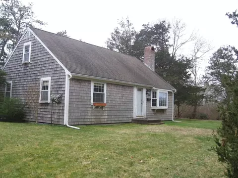 2 Carleton Dr W, Sandwich, MA 02537