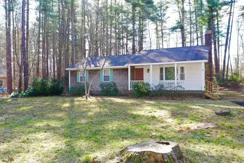 4 Coombs Rd, Rochester, MA 02770