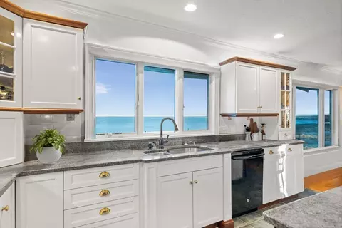 38 Oak Bluff Cir, Plymouth, MA 02360
