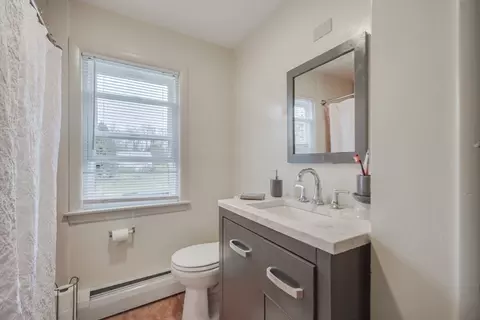 Bath - 84 Clydesdale Ln, Springfield, MA 01129 photo 1 of 2