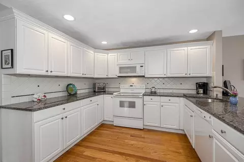 Kitchen - 18 Carnation Cir #C, Reading, MA 01867 photo 2 of 2