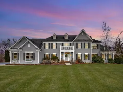 8 Valley View Dr, Grafton, MA 01536