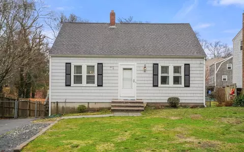 21 Manomet Beach Blvd, Plymouth, MA 02360