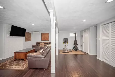 Living - 29 Riverside Dr, Reading, MA 01867 photo 10 of 10