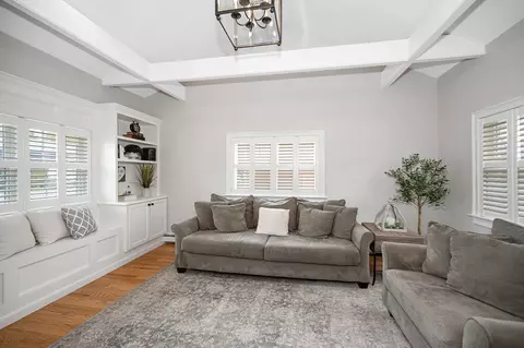 Living - 29 Riverside Dr, Reading, MA 01867 photo 6 of 10