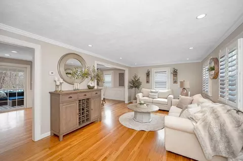 Living - 29 Riverside Dr, Reading, MA 01867 photo 4 of 10