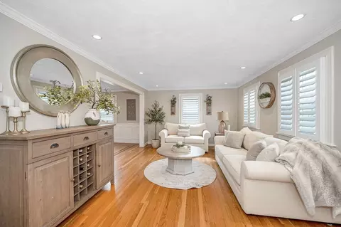 Living - 29 Riverside Dr, Reading, MA 01867 photo 3 of 10