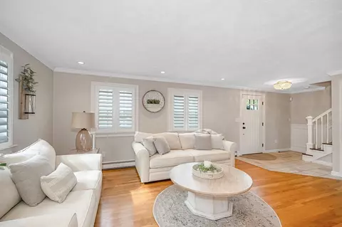 Living - 29 Riverside Dr, Reading, MA 01867 photo 2 of 10