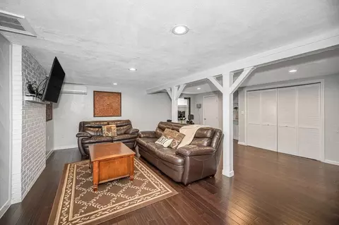 Living - 29 Riverside Dr, Reading, MA 01867 photo 9 of 10